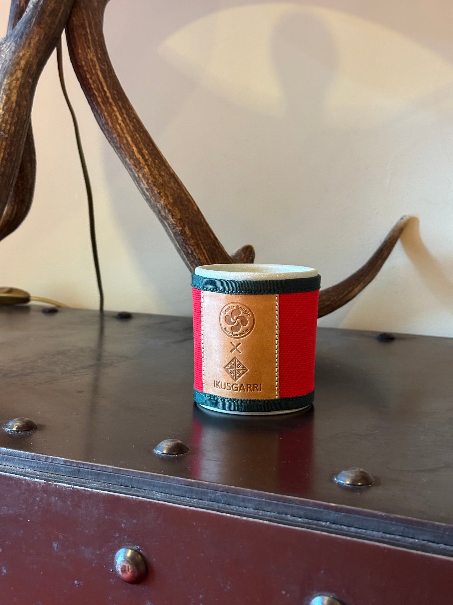 BOUGIE SENTEUR PIN - CANVAS ROUGE - GROS GRAIN VERT - CUIR VEGETAL