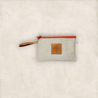 PEQUENA BOLSA CANVAS CAVIAR ARENA – RIBETE NARANJA – PIEL VEGETAL